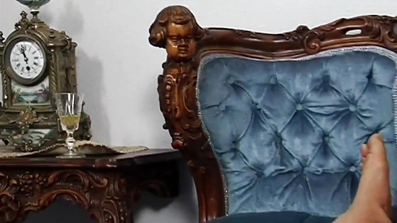 Сексуальна блондинка порнозірка світової слави Virginee займається