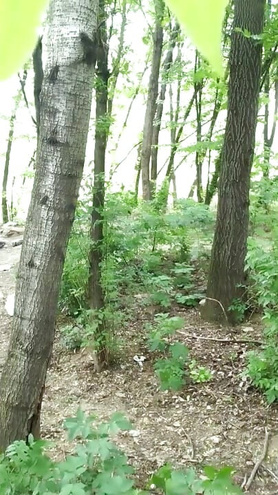 Bad boy masturba enquanto fuma cigarro em uma floresta - quase pego - para que suas bolas permaneçam cheias