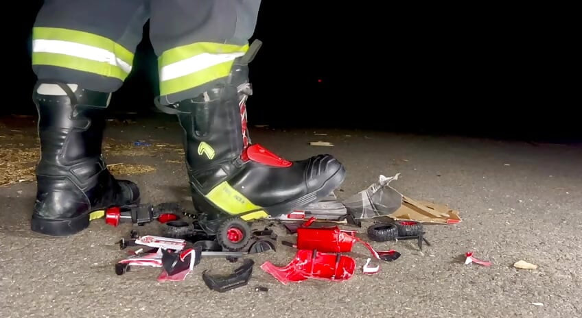 消防士がおもちゃの消防車を粉砕する