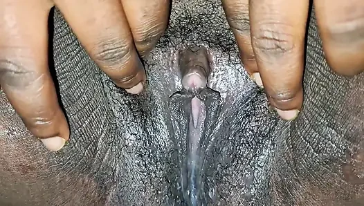 Meine muschi ist süß und nass, bereit, einen großen schwanz zu fühlen