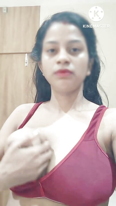 Desi La Bhabhi indiana gocce e sprege il suo latte con le sue grandi tette