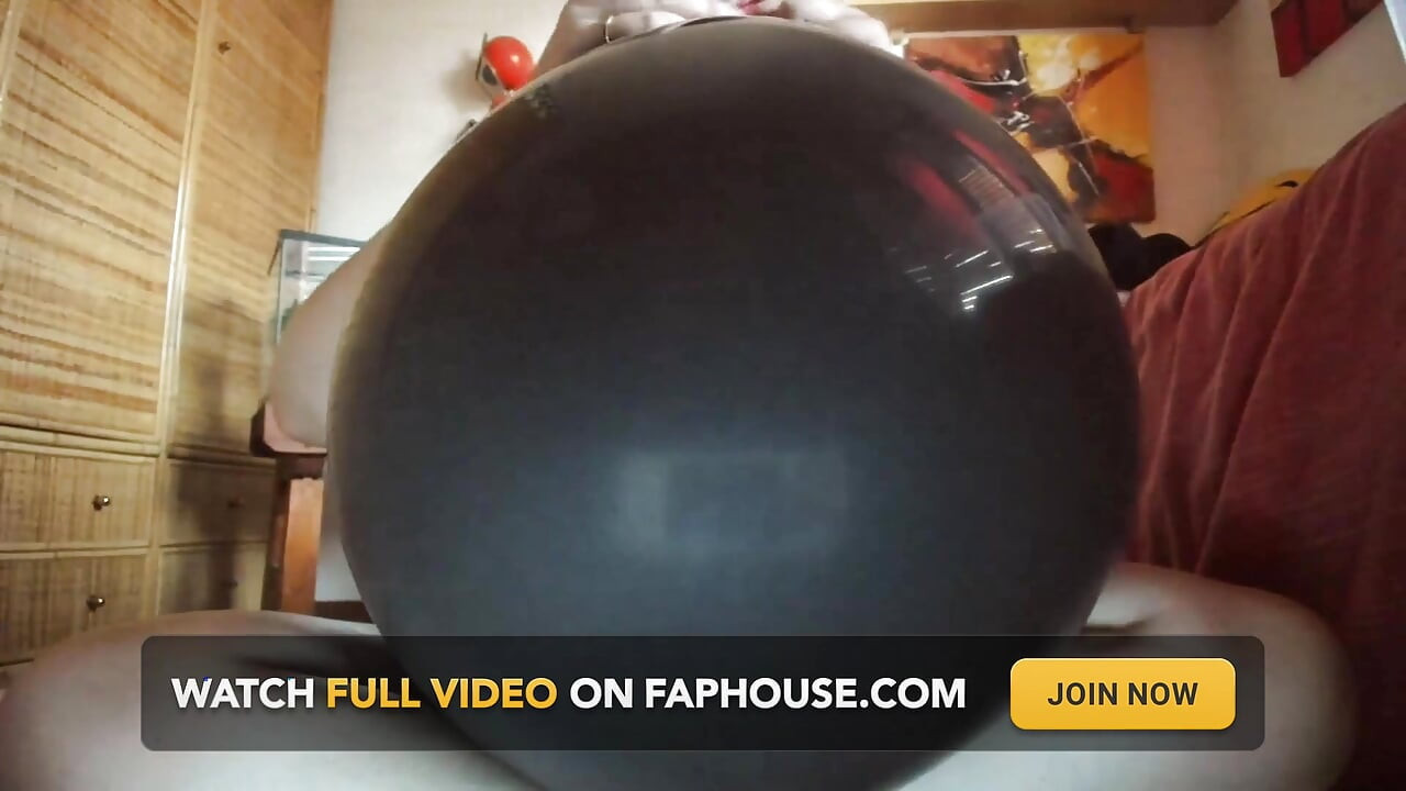 Black Latex Domination: Giant Balloon Inflation and Nicoletta's Sensual Clutch