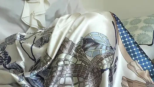 Мой новый атласный шарф заставляет тебя хотеть кончить и слабеть, шарф, инструкция по дрочке, леди Виктория Валенте