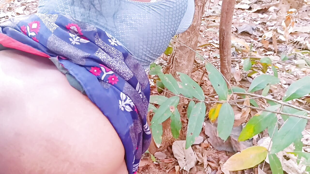 インドの屋外セックス。Desi Bhabi 森の秘密のクソ夫。テルグ語の汚い話。