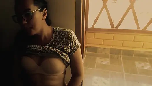 Aku masturbasi diam-diam dengan pintu terbuka