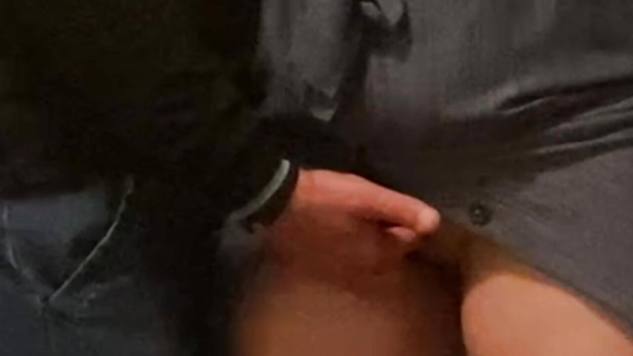 欲求不満のスラットがジューシーな膣に指で触れられる