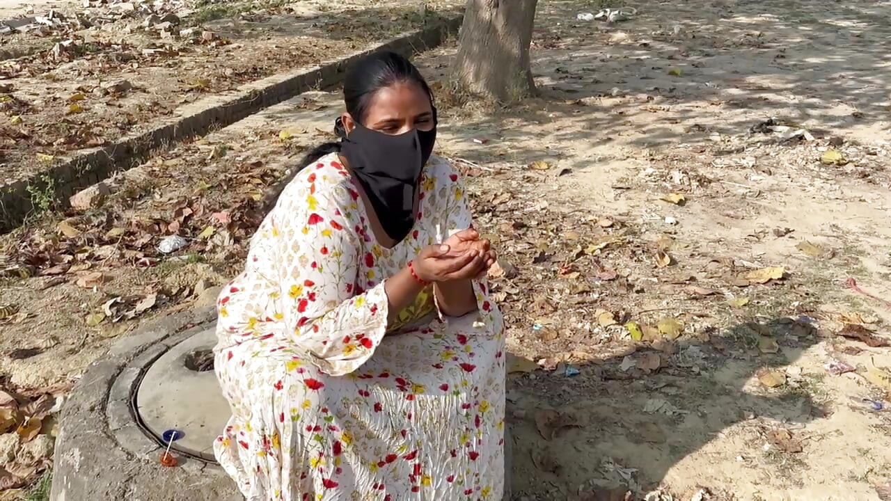 Ek admine ek garib ladki ko choda uska faida uthaya
