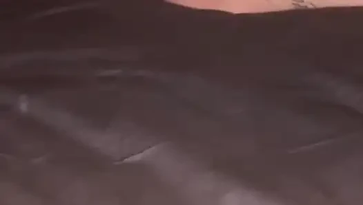 Amcığımı o kadar çok spermle dolduruyor ki götümden aşağı iniyor