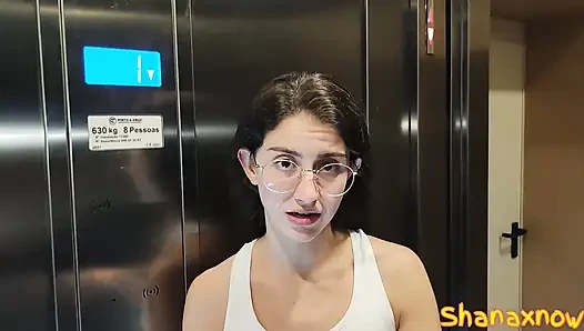 Asansörde kapana kısılmış enver spor ayakkabı ayakkabılı ayakla muamele