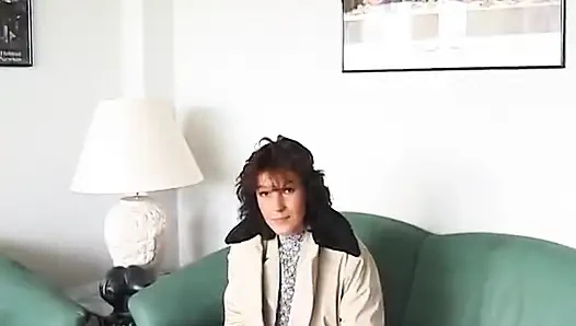 Esmer kadın pirsingli amını parmaklıyor