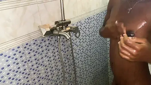 Ateşli zenci bebek banyoda tombul doğal güzellik