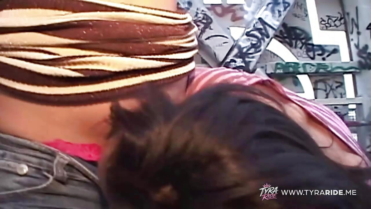 Dua Si rambut coklat ciuman dan sentuh dengan ghairah di luar rumah kemudian