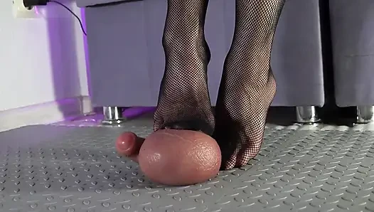 Dildo büyük taşaklar güzel ayaklarla eziliyor