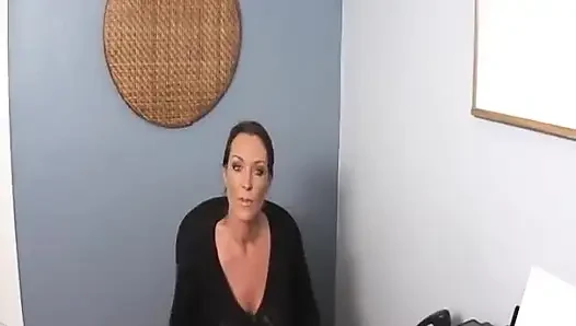 Мисс Стил! Они студенты!