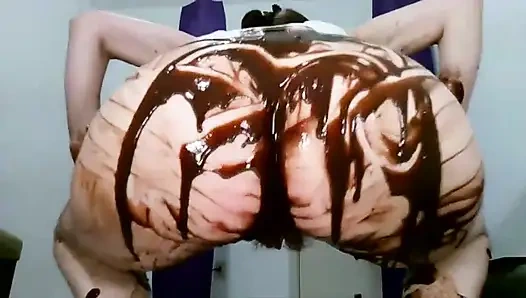 Twerking pantat besar menyebarkan cokelat ke seluruh pantat