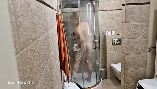 Ich beobachte, wie meine stiefmutter masturbation macht, während sie duscht