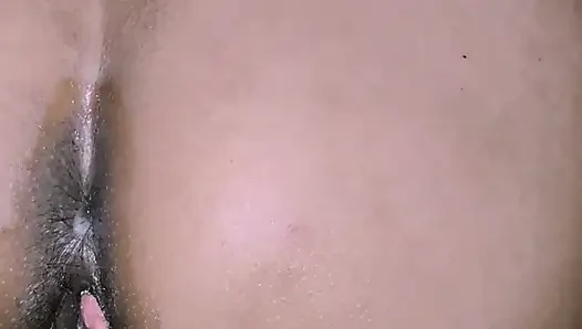 Pooja steckte seine hand in die muschi seiner frau und steckte gurke heiß ein.