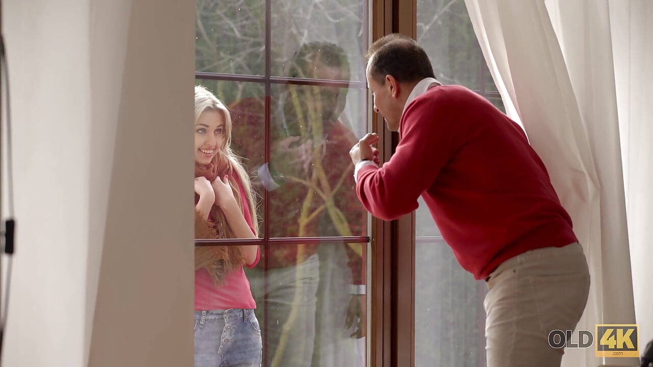 Orang asing di rumah besar tahu cara memanaskan badan awak