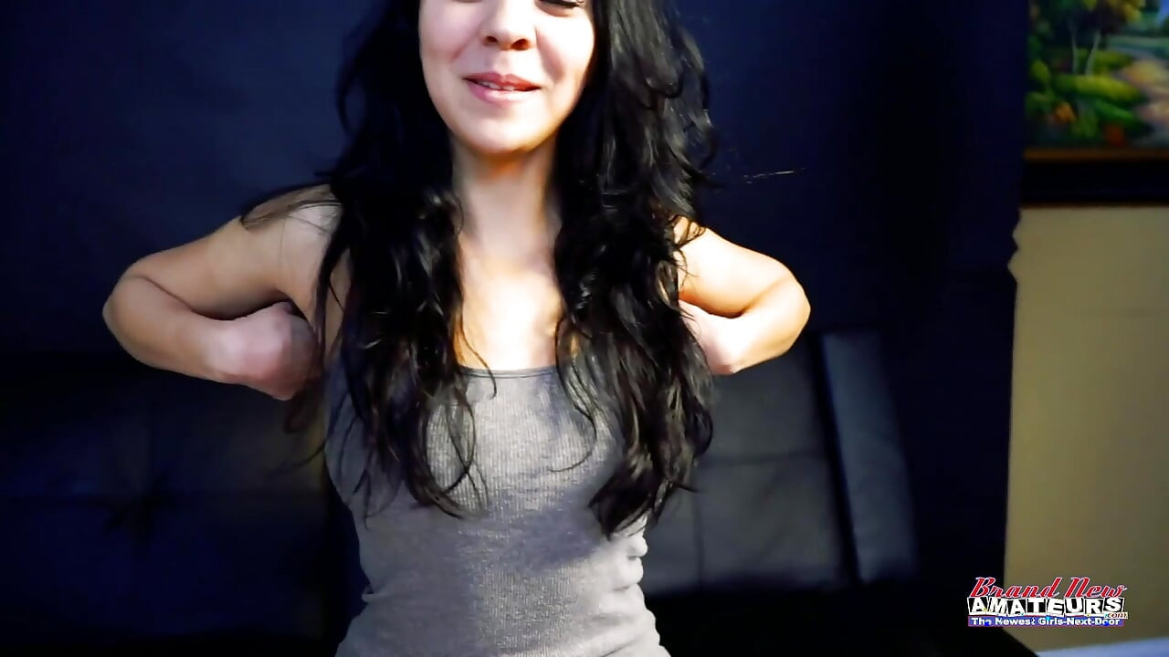 Pequena morena tatuada Sabrina em sessão de boquete quente!