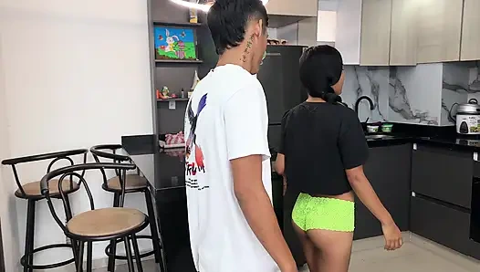 Tetangga indiaku yang mungil minta aku perbaiki kompornya dengan imbalan ngentot habis-habisan tanpa setahu suaminya.