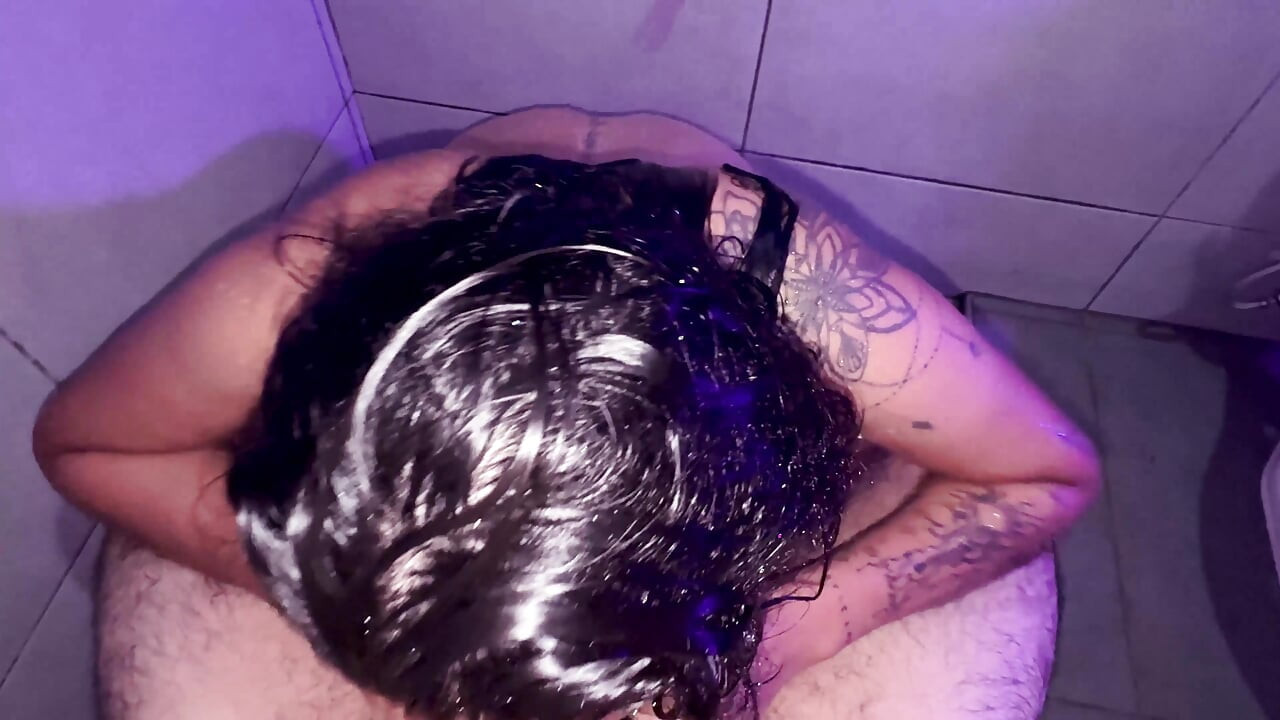 Bogato pušenje kurca u kupatilu i veoma sam bogat na licu moje male polusestre drolje