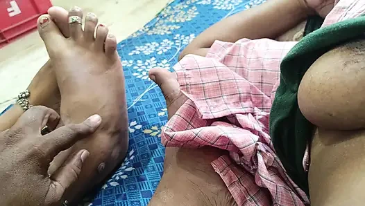 Замужние женщины и ее сводная сестра в тройничке в постели