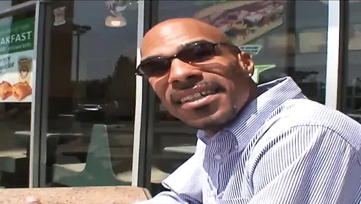 Vollbusige blonde PAWg-MILf von riesigen bbc im lebensmittelgeschäft abgeholt