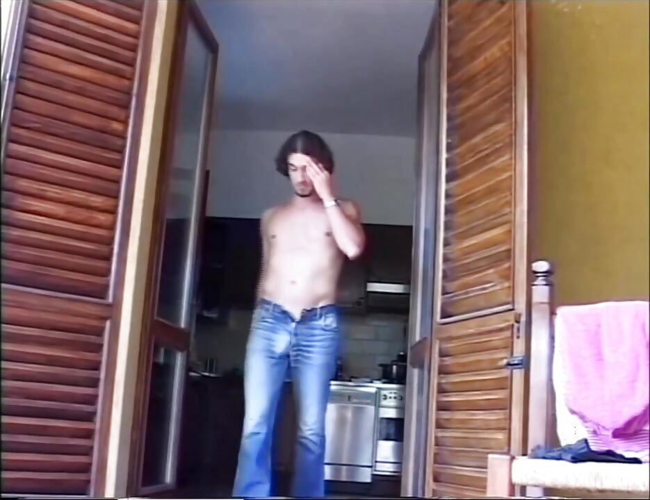 Fantástica milf com bunda peluda fodida e gozada no cu e na boca por dois enormes paus vintage