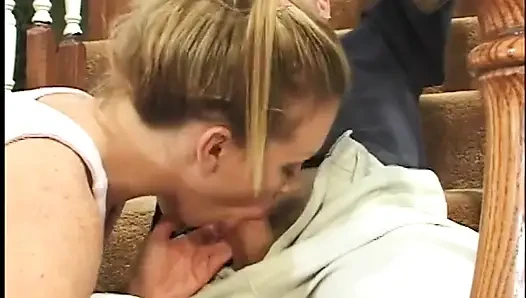 Blondes teen macht doppelpenetration auf der treppe