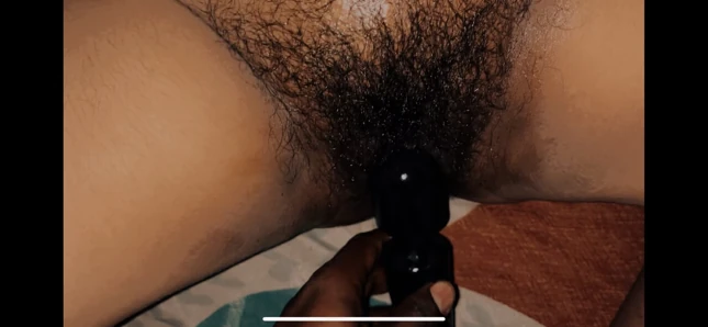 Teman kulit hitamku dan istriku ngentot di kamar hotel!