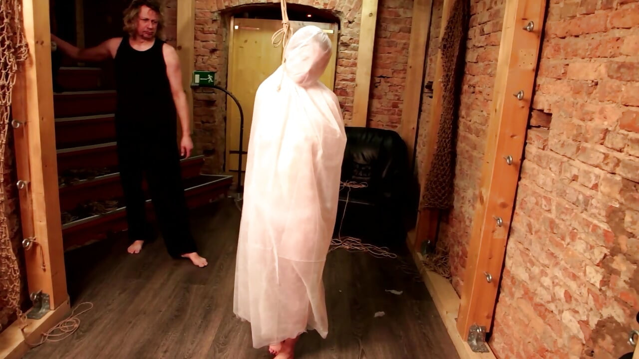 ถูกมัดและลงโทษ: ทาสสาวร่านถูกห่อแน่นในการทรมาน BDSM ฮาร์ดคอร์