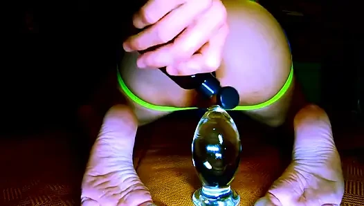 Büyük cam tıkaçla göt deliğimi eğitiyorum