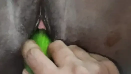 Pati ne mere chut me kheera dalakar chut ko fadkar diya