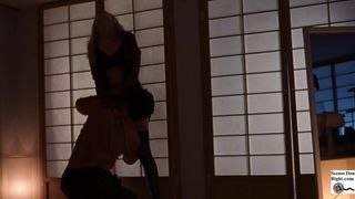 Scena seksu z Heather Graham - dwie dziewczyny i facet - mniej muzyki