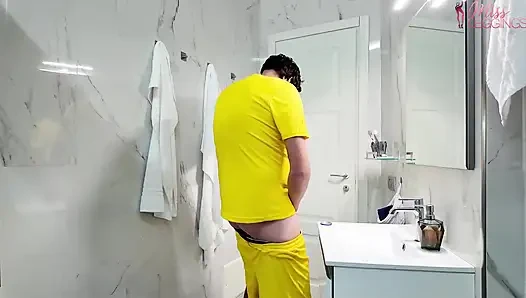Непослушный пасынок дразнит мачеху, наполняя любимую банку крема для лица своей спермой