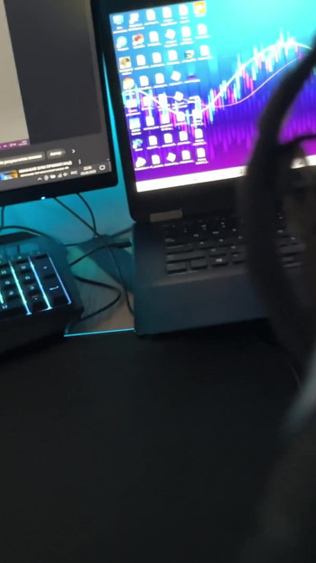 Kiefer-fallender moment von "POV: Sie konnte mich nicht, während ich streaminge - bekam ihre kehle unter dem schreibtisch gefickt"