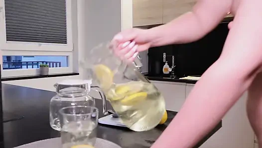 Yaramaz sarışınların özel altın limonatası - mutfakta çiş fetişi ve su sporları