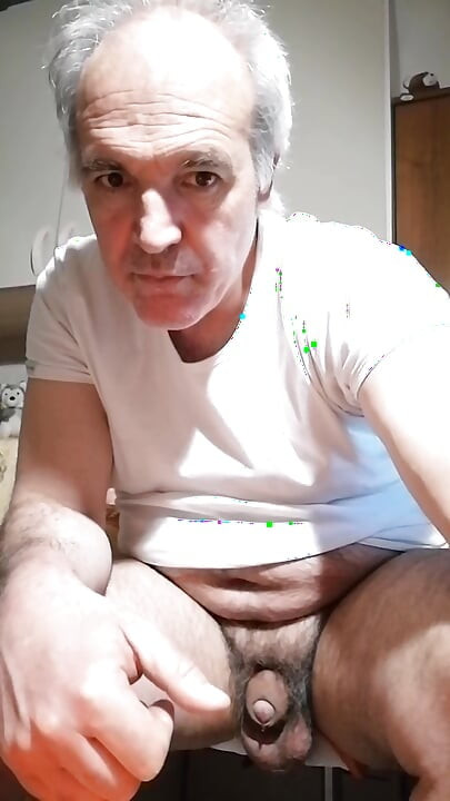 Veo un vídeo porno lésbico para correrme y disfrutar del placer de una masturbación.