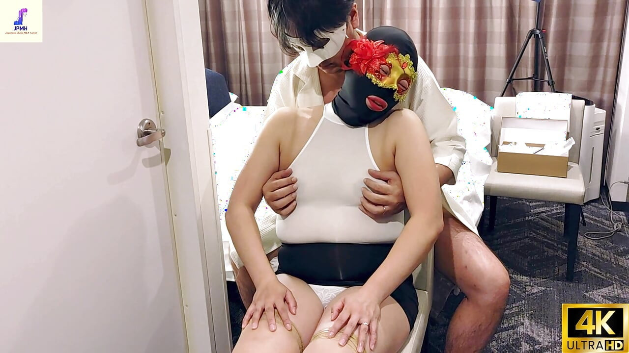 一個穿著色情角色扮演的成熟女人全神貫注於自慰，她的陰道液滴了出來。