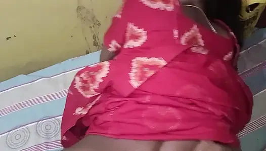 Kırmızı elbiseli Hintli evli kadın götünü yağlıyor ve sert domaltarak sikişiyor - ev yapımı