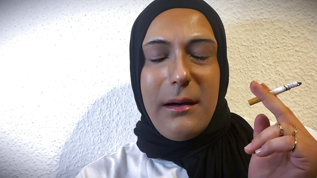 Shemale Sigara İçiyor 1