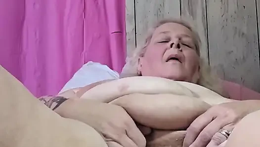 Gadis gemuk ini lagi asik goyangin kontolku dengan tepung!