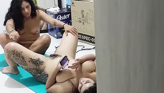 Aku lagi asik seks threesome sama dua cewek latina saat mereka lagi olahraga