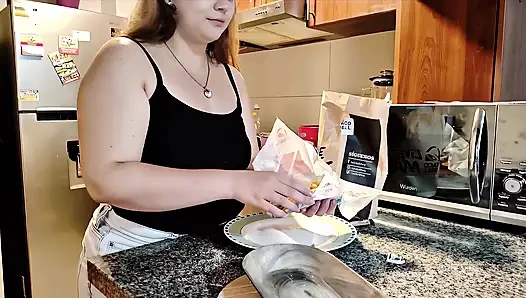 Nicole'ün taco doldurması - karnının büyümesini izle!