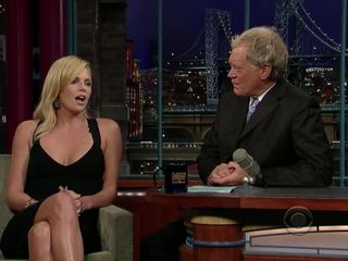 Charlize Theron - show tardío con David Letterman (2008)
