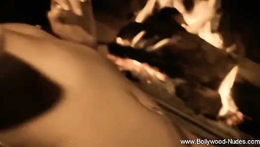 Muhteşem pozlar içindeki egzotik esmer