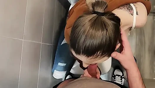Blowjob Berisiko Di Kamar Mandi Perguruan Tinggi Dengan Profesor Saya!