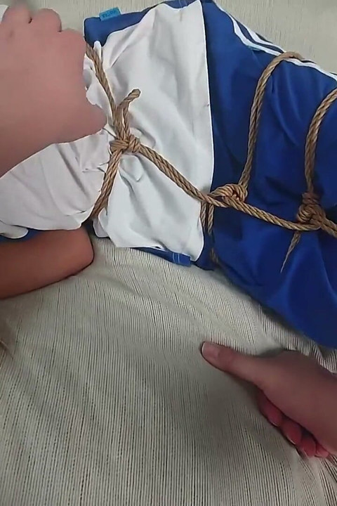 Behind-the-scenes Footage of the Adorable Girlfriend's School Uniform Restraint Photo Shoot