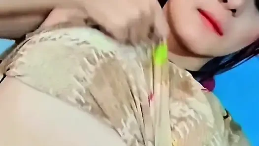 Sie ist 18 jahre alt, ich habe sie auf der universität getroffen und das ist passiert