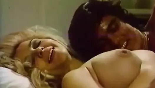 Des gens regardent un couple baiser (vintage des années 1970)